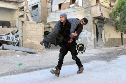 Aleppo: Ein Helfer bringt einen Verletzten in Sicherheit. afp