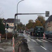 Neue Gasleitung wird an Brücke aufgehängt