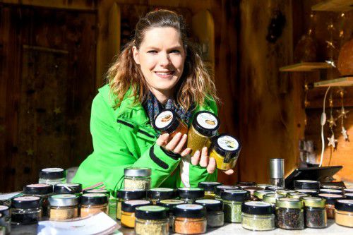Anja zeigt, was sie hat (Bild oben), während die Marktbesucher ihre speziellen Vorlieben haben. Foto: Lerch