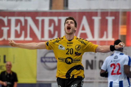 Der Bregenzer Ante Esegovic jubelt über den 33:26-Sieg bei Bruck und die Teilnahme an oberen Play-off. gepa