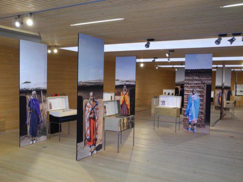 Auf enormes Interesse stieß bereits die Eröffnung der Ausstellung über Maasai-Baumeisterinnen am Wochenende im Frauenmuseum Hittisau. Foto: VN/CD