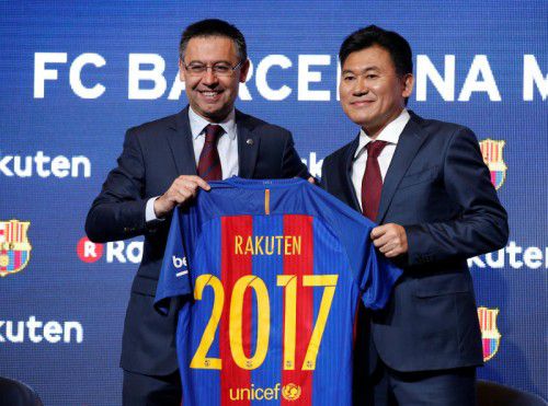 Auf gute Partnerschaft: Barcelonas Präsident Josep Bartomeu und Rakuten-Firmenchef Hiroshi Mikitani. Foto: afp