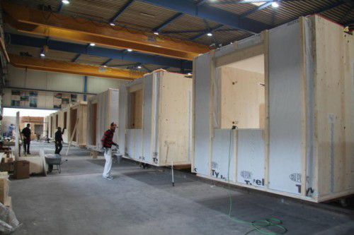 Auf Schienen werden die Module von Arbeitsstation zu Arbeitsstation bewegt. Foto: vol.at/Rauch