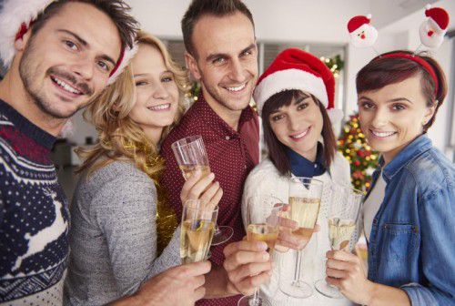 Auf Weihnachtsfeiern sollte man gewisse Regeln beachten. Ansonsten kann es mehr als peinlich werden.