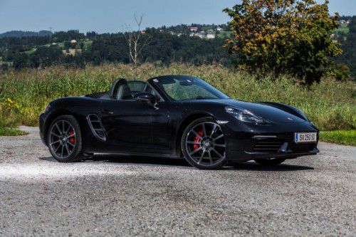 Aus dem Stand heraus reitet der Porsche 718 Boxster S die optische Attacke, die auf Leidenschaft hindeutet. Fotos: vn/Steurer