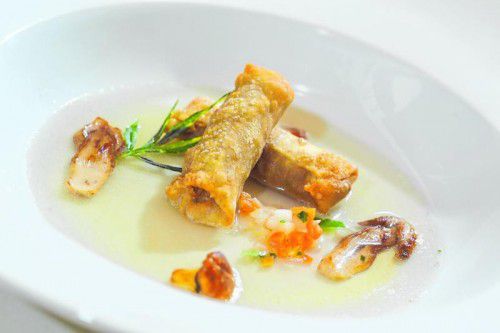 Ausgefallen: Frühlingsrolle mit Murmel in Spielhahnconsommé. FotoS: bernd hofmeister