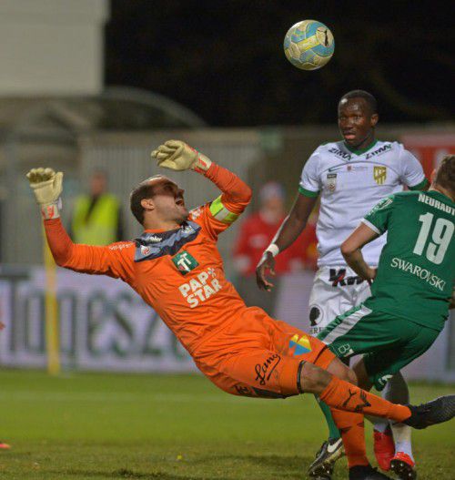 Austrias Raphael Dwamena (Mitte) hat Interesse geweckt. Foto: gepa