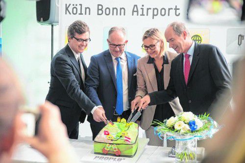 Beim Erstflug nach Köln wurde zur Feier eine Torte angeschnitten.