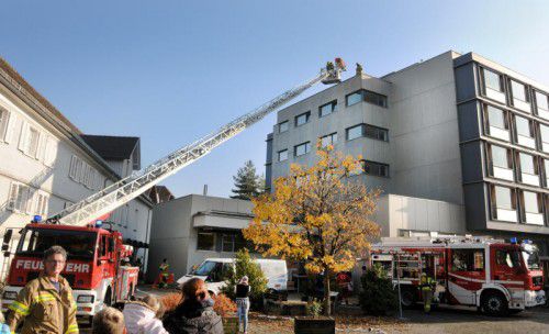 Bergung per Drehleiter vom Dach des Seniorenheims am See. 50 Mitglieder der Feuerwehr Hard waren im Übungseinsatz. Fotos: ajk