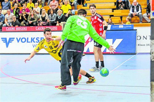 Bregenz-Routinier Dominik Bammer wuzzelt den Ball gekonnt an Schwaz-Goalie Thomas Heiss vorbei.  Foto: gepa