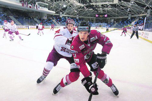 Daniel Woger (vorne) im Duell mit Soren Nielsen – der Dornbirner machte gegen Dänemark mit seinen Sturmkollegen Manuel Ganahl und Raphael Herburger viel Druck. Foto: gepa
