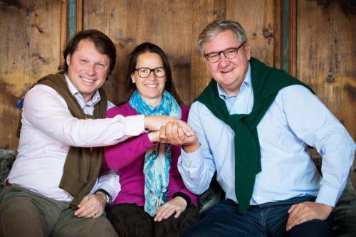 Das Ehepaar Johanna und Klaus Moosbrugger-Lettner mit Richard Hauser (r.) starten mit Kitzbühel Lodges. Foto: KCC