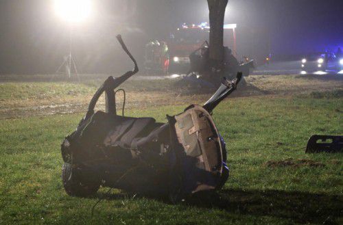 Das Fahrzeug wurde bei dem Unfall in zwei Teile gerissen. Foto: APA