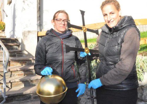 Das frisch renovierte Turmkreuz der St. Antoniuskirche. Foto: cm