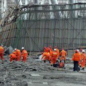 67 Tote bei Einsturz von Bauplattform in China