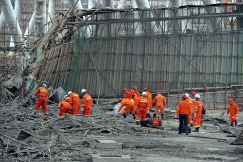 Das große Gerüst in einem Kohlekraftwerk ist unter der Last der Arbeiter zusammengebrochen. Foto: AFP