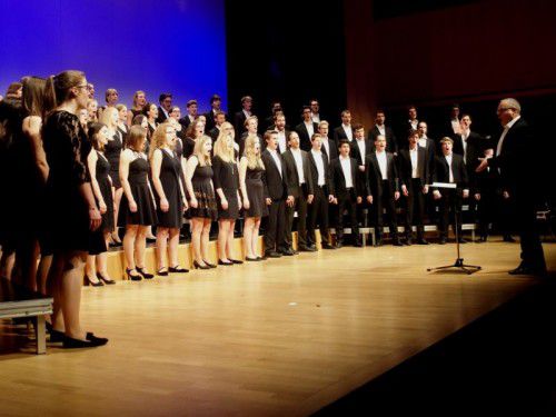Dem Landesjugendchor „Voices“ fordert Oskar Egle seit zehn Jahren Höchstleistungen ab.