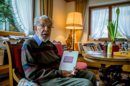 Der Dornbirner Rudolf Seewald hat mit fast hundert Jahren noch ein Buch über die großen Fragen der Menschheit geschrieben. Foto: VN/Paulitsch
