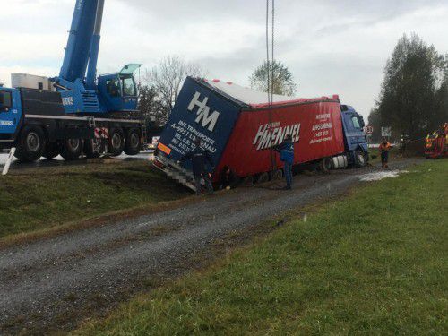 Der havarierte Lkw musste mit dem Bergekran gehoben werden, der Lenker wurde leicht verletzt. Foto: vol.at/Madlener