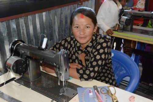 Der jungen Nepalesin bietet die neue Nähschule in Gumbadanda eine große Chance für die Zukunft. Foto: Bartl