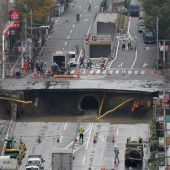 Eingestürzte Straße lässt Krater zurück