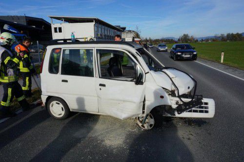 Der Lenker des Unfallfahrzeugs erlitt Verletzungen unbestimmten Grades und wurde ins Hohenemser Spital eingeliefert. Foto: Shourot