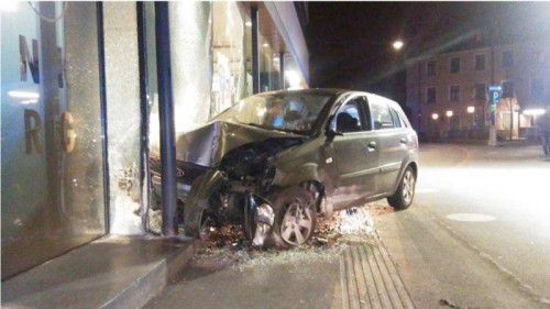 Der Pkw des jungen Mannes wurde total beschädigt. Foto: Polizei