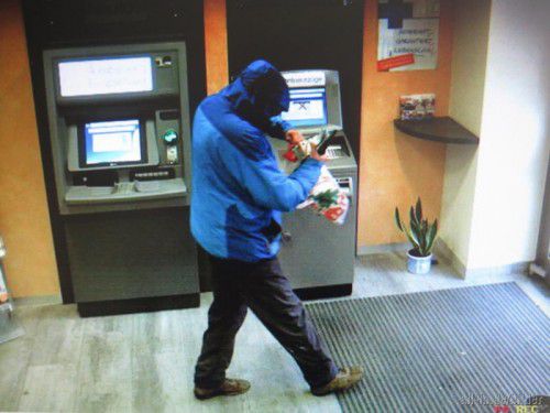 Spätestens seit dem Überfall auf die Volksbank in Opfenbach (Bild) war klar, dass es sich bei dem Täter um den Postkartenräuber handelt. Überwachungskamera