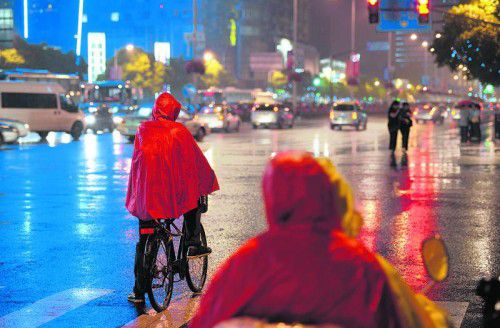 Der Regenponcho hat eine verstärkte Kapuze und sonst noch allerlei Feines.