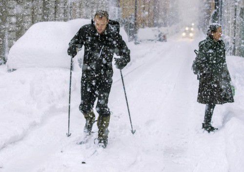 Der Wintereinbruch brachte in Stockholm den Verkehr teils zum Erliegen. Dieser Mann machte sich mit Langlaufskiern auf den Weg.  Foto: AP