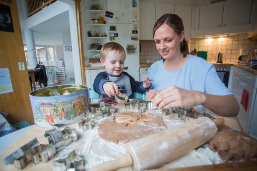 Der zweijährige Leo und Mama Alexandra backen Lebkuchenkekse in unterschiedlichen Formen.