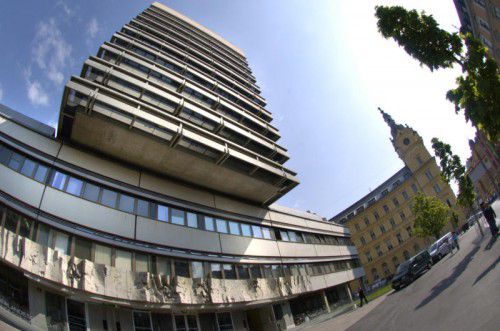 Oberlandesgericht Innsbruck gab der Haftbeschwerde statt. Böhm