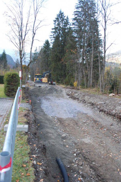 Die Arbeiten an der neuen Radwegtrasse sind im Gang.  Foto: str
