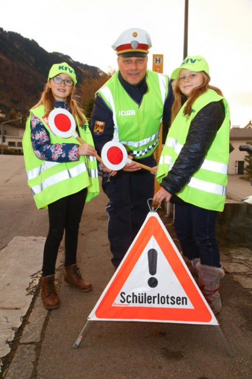 Hier ist Polizist Reinhard Breuss mit den Schülerlotsen vor Ort. vN/HB