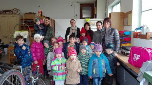 Die Kinder bei der Spendenübergabe im Depot. Marktgemeinde