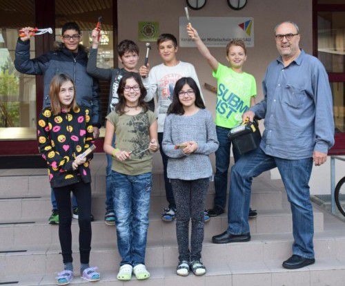 Die reparaturfreudigen und kreativen Hittisauer Schülerinnen und Schüler mit ihrem Direktor Hanno Metzler.