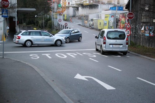 Die Stopptafeln an der Kreuzung Fohrenburgerstraße-Kasernplatz bleiben bestehen.  Foto: VN/js