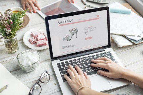 Ein neuer Lehrberuf heißt E-Commerce-Kaufmann.