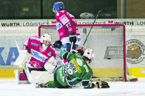 Dominic Haberl am Boden , aber der Bregenzerwald-Stürmer hat den Puck gerade zum 1:0 im Tor von Neumarkt versenkt. Foto: stiplovsek