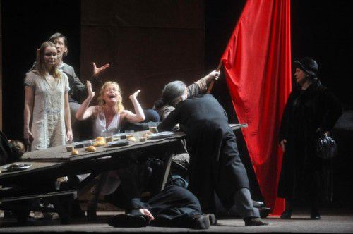 Dostojewski-Aufführung von „Verbrechen und Strafe“, inszeniert von Andrea Breth bei den Salzburger Festspielen. Foto: AP