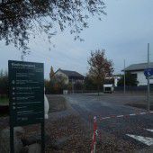 Radweg führt mitten durch einen Spielplatz