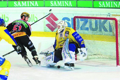 Dylan Stanley und seine VEU-Kollegen scheiterten mehr als einmal an Zell-Torhüter Lukas Schluderbacher. Foto: Stiplovsek
