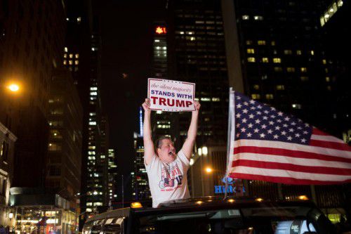 Ein Trump-Unterstützer jubelt über den Ausgang der Wahl.
