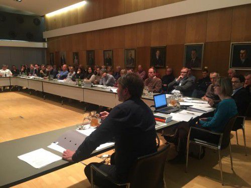 Entscheidende Abstimmung. Die öffentliche Sitzung mit dem Hauptthema Ikea (vorne Bgm. Fischer) war sehr gut besucht. Foto: VN/sca