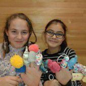 Kinder stricken für Menschen in Not