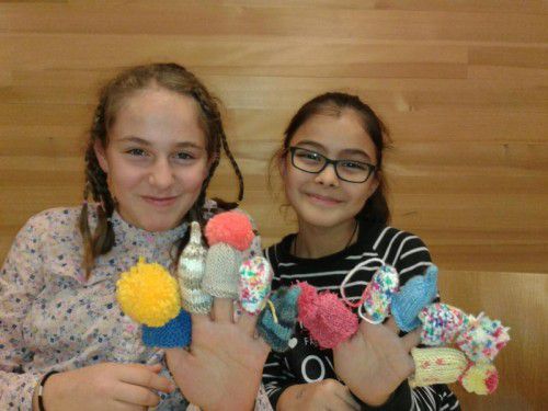 Esra und Duygu freuen sich, älteren Menschen zu helfen. Foto: caritas