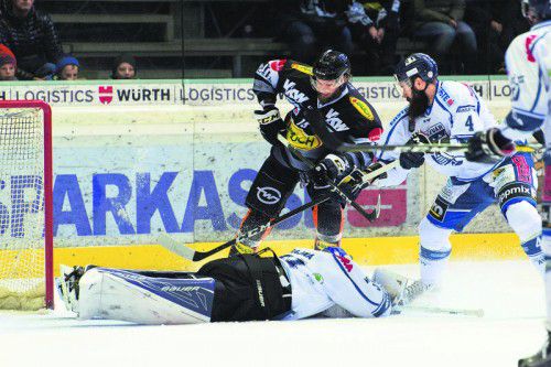 Fehervars Torhüter Miklos Rajna rettet gegen Dornbirns Torjäger Chris D’Alvise, rechts der zweifache Torschütze Antonin Manavian. Foto: Stiplovsek