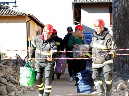 Feuerwehrmänner helfen Einwohnern der historischen Stadt Norcia ihre verbliebenen Habseligkeiten zu sichern. Foto: Reuters