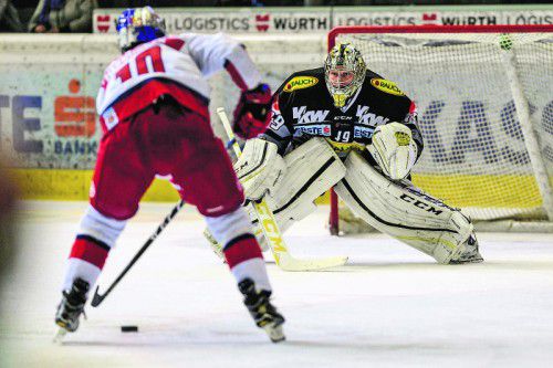 Florian Hardy gegen Raphael Herburger – das Duell gab es drei Mal, ebenso oft blieb der Dornbirn-Torhüter Sieger. Foto: gepa