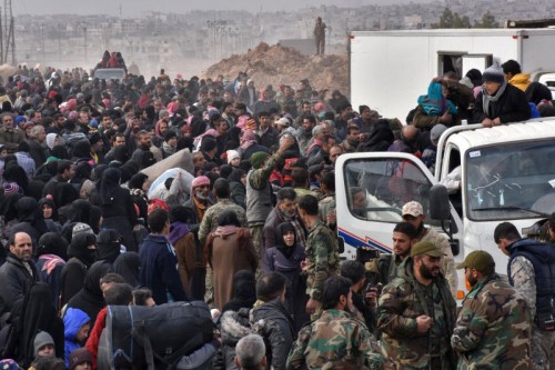 Flüchtende aus Ost-Aleppo warten auf Busse, die sie in den von der Regierung kontrollierten Westen der Stadt bringen sollen. Foto: AFP